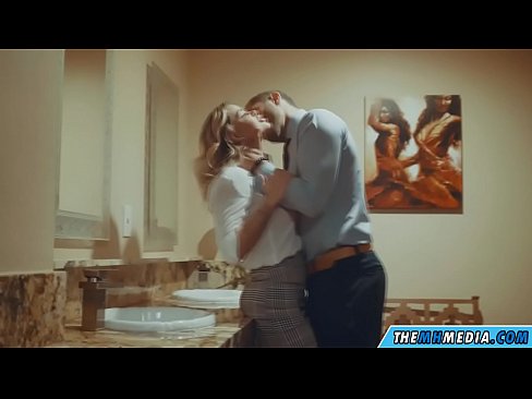 ❤️ Meta blonda busty seduces f'kamra tal-banju pubbliku ❤️ Sess ta' kwalità lilna ❌
